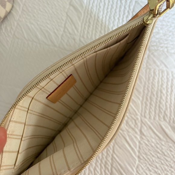 Authentic Louis Vuitton Neverfull MM and clutch - Picture 7 of 7
